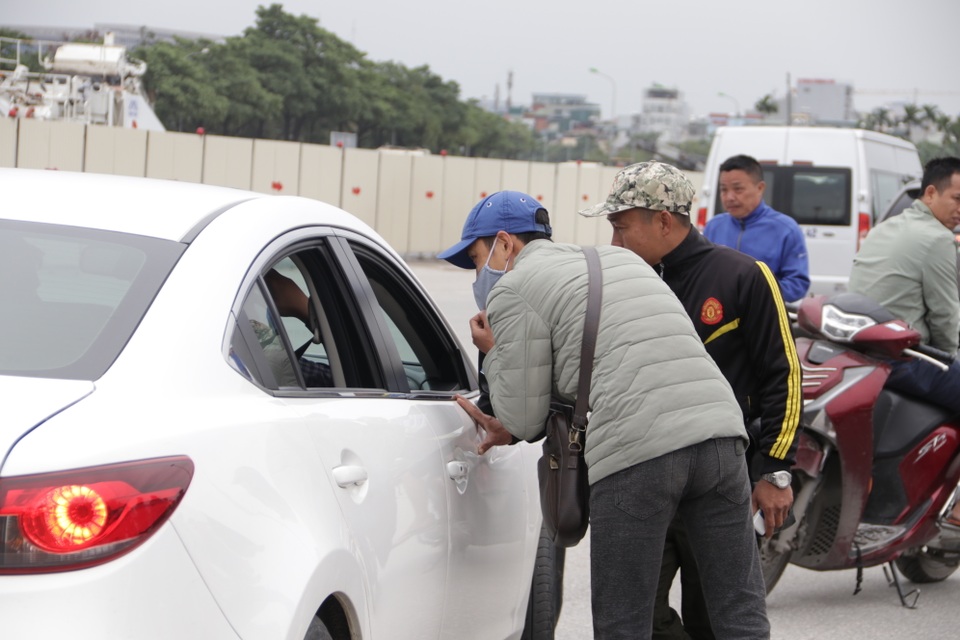 Người đàn ông bán vé lạ trận Việt Nam - Thái Lan bị đưa về đồn công an - 9 Người đàn ông bán vé lạ trận Việt Nam - Thái Lan bị đưa về đồn công an - 9