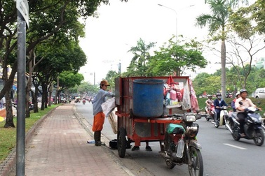 Người dân phân loại rác, người thu gom lại... đổ chung vào một thùng