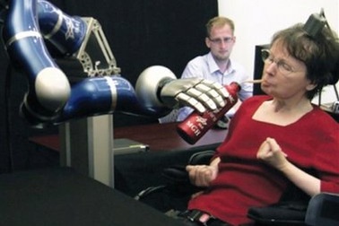 Điều khiển cánh tay robot bằng suy nghĩ