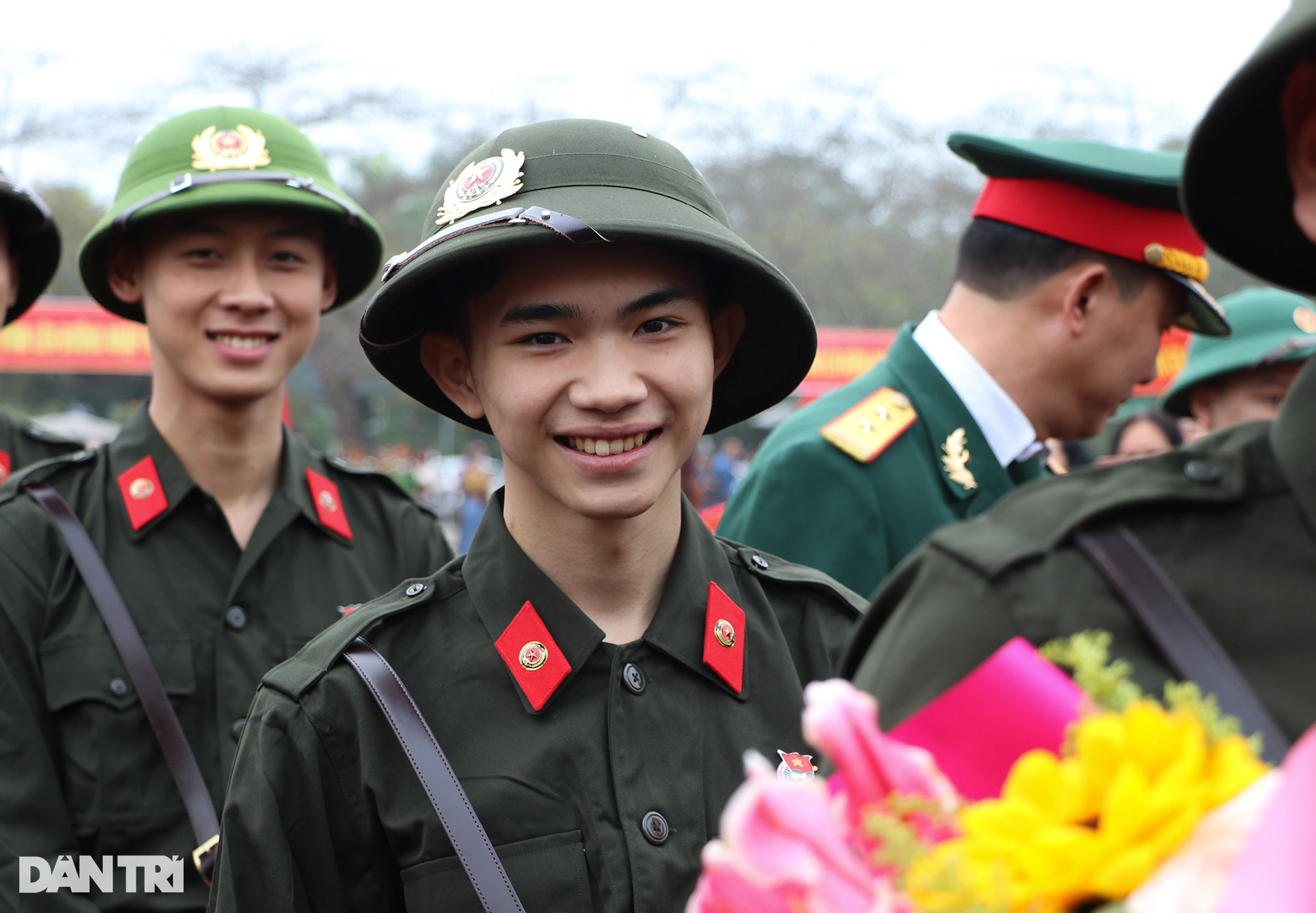 Nụ hôn yêu thương của người lính trẻ dành cho con gái lúc lên đường - 3 Nụ hôn yêu thương của người lính trẻ dành cho con gái lúc lên đường - 3