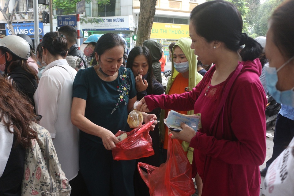 Người dân xếp hàng dài mua bánh trôi, bánh chay về cúng Tết Hàn thực - 9 Người dân xếp hàng dài mua bánh trôi, bánh chay về cúng Tết Hàn thực - 9