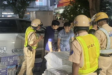 CSGT TPHCM phát hiện ô tô chở hơn 1.000 cây thuốc lá lậu