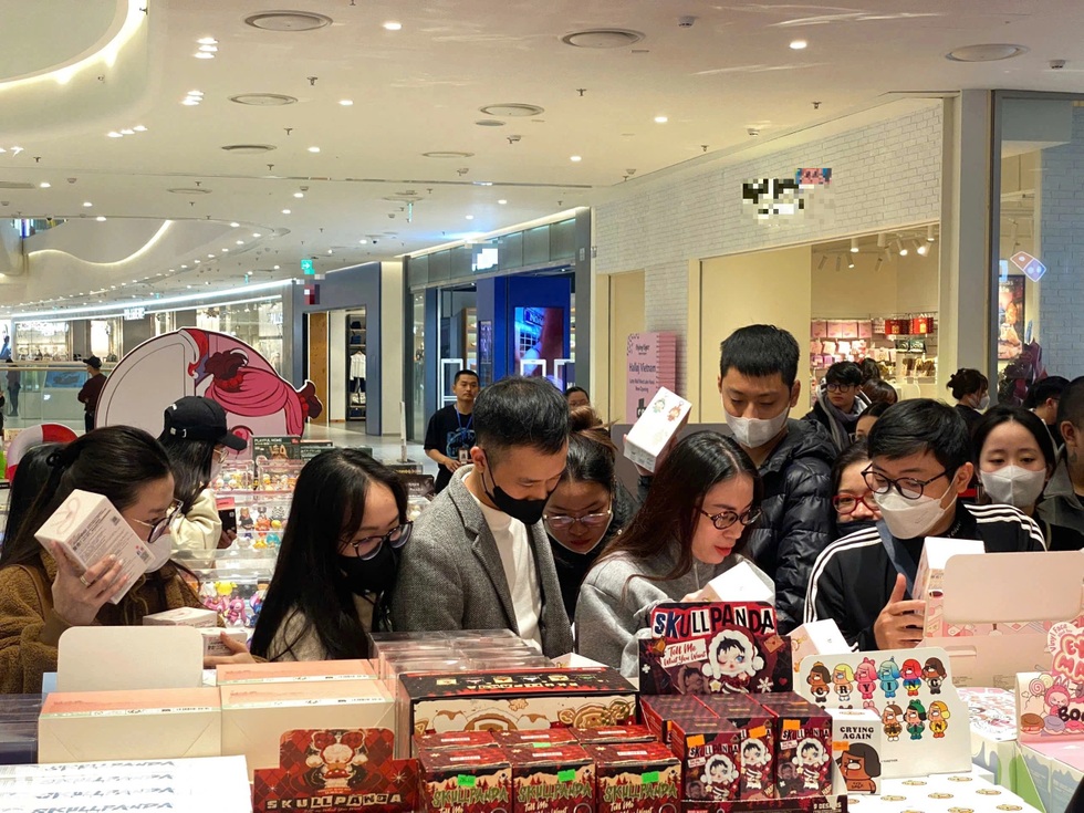 Hà Nội: Giới trẻ nghỉ làm, vật vờ 9 tiếng xếp hàng chờ mua búp bê khóc - 1