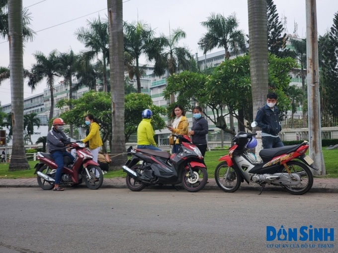 Từ sáng sớm ngày 20/5, công nhân đã đến Công ty TNHH PouYuen Việt Nam (Quận Bình Tân) để thực hiện thỏa thuận chấm dứt hợp đồng lao động.