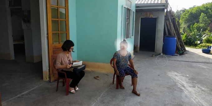 Nhân viên Trung tâm công tác xã hội Quảng Ninh tư vấn cho gia đình và đối tượng người tâm thần, rối nhiễu tâm trí tại cộng đồng (ảnh chụp trước ngày 27/4/2011)