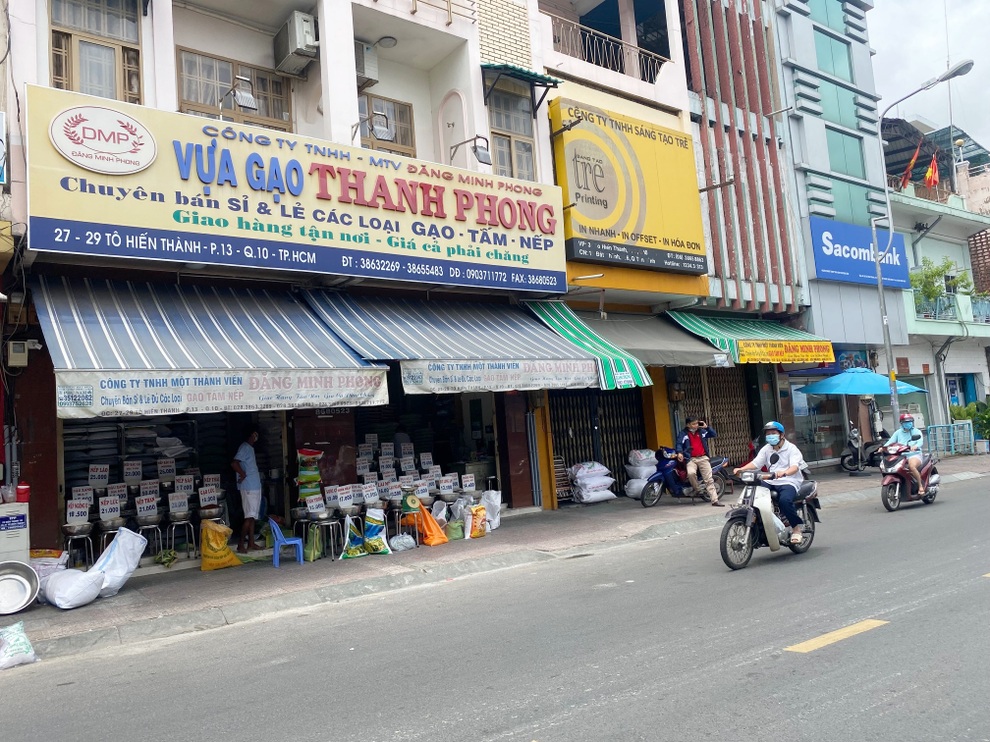 TPHCM ngày đầu giãn cách xã hội: Thực phẩm đầy ắp, người mua thưa thớt - 1 TPHCM ngày đầu giãn cách xã hội: Thực phẩm đầy ắp, người mua thưa thớt - 1