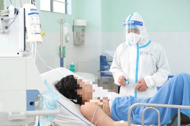 Không tiêm vaccine vì sợ mất 2 con, bà mẹ ở TPHCM mắc Covid-19 nguy kịch