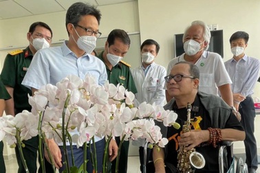 Nghệ sĩ Trần Mạnh Tuấn thổi saxophone "Diễm xưa" ngay tại bệnh viện