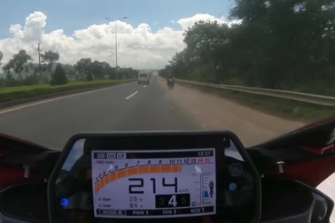 Yamaha R1 chạy 299km/h trên cao tốc Liên Khương Đà Lạt