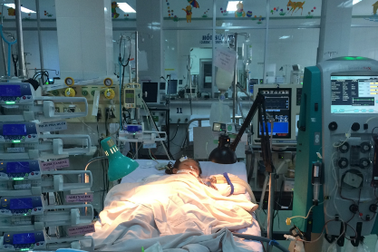 Cha chở 4 trên xe gắn máy, con gái vỡ gan, dập phổi