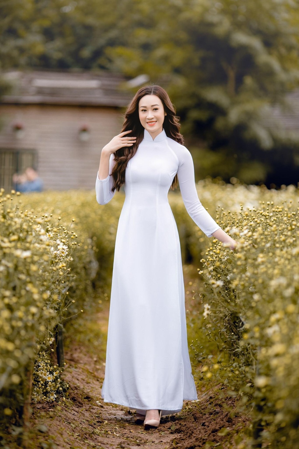 Anika Trinh Trinh nền nã với áo dài trắng và cúc họa mi - 4 Anika Trinh Trinh nền nã với áo dài trắng và cúc họa mi - 4