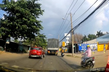 Ô tô vượt ẩu lập tức lĩnh "bài học" thích đáng