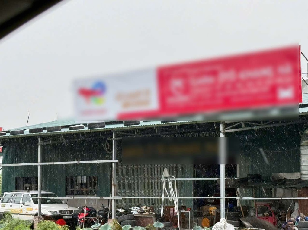 Giấu xe sang vào container, quấn chăn cho ô tô, xếp lốp lên mái chống bão - 4 Giấu xe sang vào container, quấn chăn cho ô tô, xếp lốp lên mái chống bão - 4