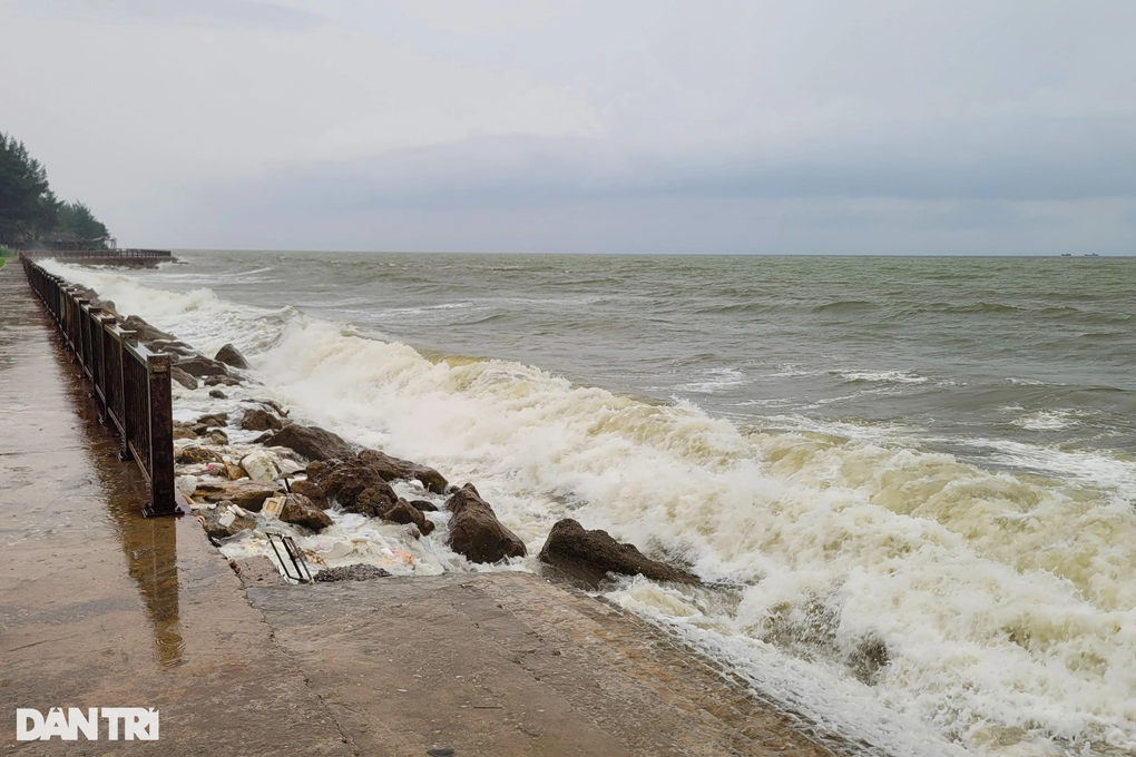 Xe cẩu chạy mệt nghỉ đưa tàu thuyền lên bờ tránh áp thấp nhiệt đới - 6 Xe cẩu chạy mệt nghỉ đưa tàu thuyền lên bờ tránh áp thấp nhiệt đới - 6