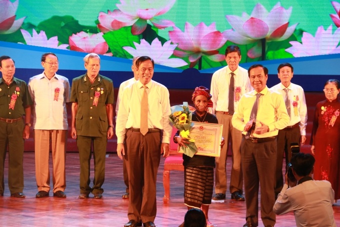 Lãnh đạo Tỉnh uỷ, UBND tỉnh Quảng Trị tặng Bằng khen cho Bà mẹ Việt Nam anh hùng tại Hội nghị biểu dương người có công tiêu biểu