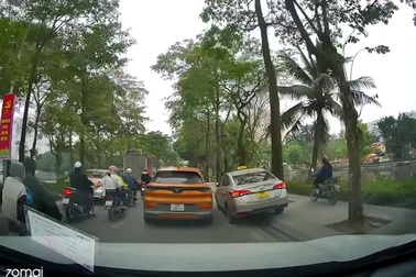 Xe taxi leo lên vỉa hè để vượt ẩu