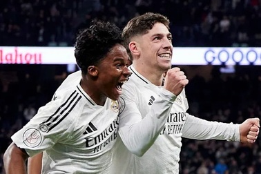 Siêu phẩm ở cuối trận giúp Real Madrid tiếp tục bám đuổi Barcelona