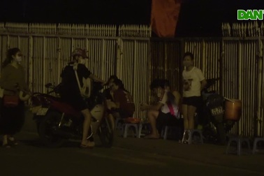 Quán trà đá bày bán tràn lan trước sân vận động Mỹ Đình bất chấp lệnh cấm