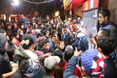 Tranh cãi kịch liệt việc ai xếp hàng trước để tranh mua vàng ngày Vía Thần Tài