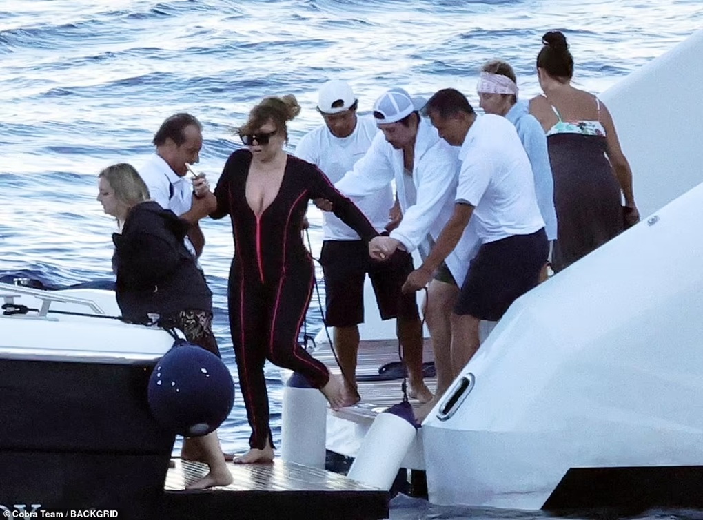 Mariah Carey lộ dáng đẫy đà bên bạn trai kém 14 tuổi - 2 Mariah Carey lộ dáng đẫy đà bên bạn trai kém 14 tuổi - 2