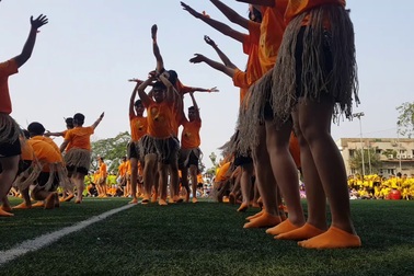 Học sinh trường Chu Văn An “đổi ngôi”: Nam nhảy cổ động, nữ đá bóng nhiệt tình