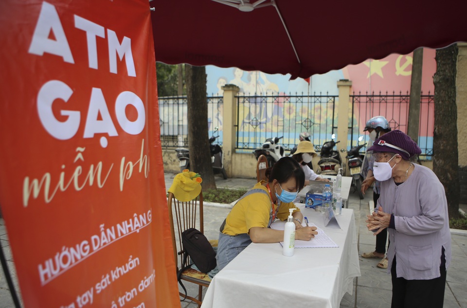 Người dân Hà Nội ùn ùn chở gạo tới góp sức ATM gạo - 9 Người dân Hà Nội ùn ùn chở gạo tới góp sức ATM gạo - 9