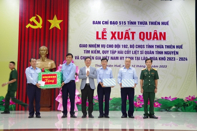 Trao quà động viên tinh thần các chiến sĩ Đội quy tập 192 lên đường làm nhiệm vụ.