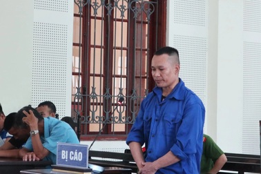 Quỳ xin vẫn không được tha, người đàn ông đâm chết đối phương