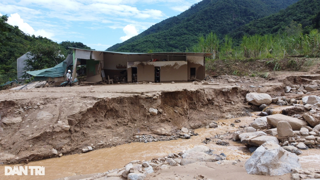 13 cá nhân cứu người trong trận lũ quét kinh hoàng được tặng bằng khen - 3