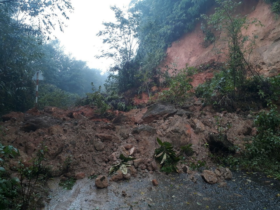 Khắp nơi sạt lở núi, di dời khẩn cấp nhiều hộ dân - 3 Khắp nơi sạt lở núi, di dời khẩn cấp nhiều hộ dân - 3