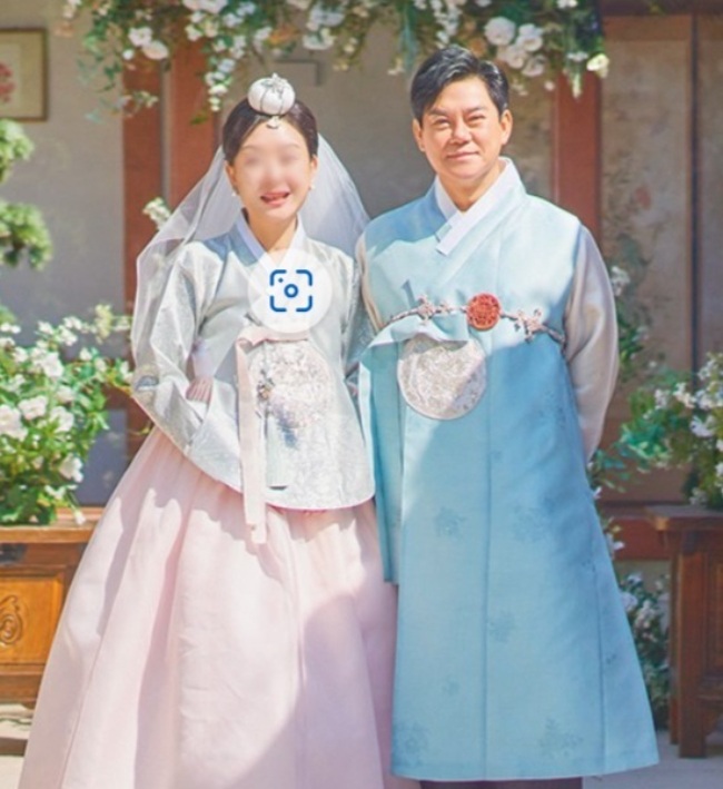 View - Bố ruột tái hôn ở tuổi 64, tài tử "Nữ hoàng nước mắt" Kim Soo Hyun vắng mặt | Báo Dân trí