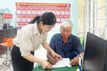 Chủ tịch xã được ủy quyền cấp dưới ký chứng thực giấy tờ