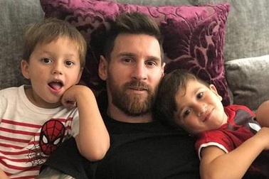 Messi hạnh phúc khoe ảnh vui đùa bên con