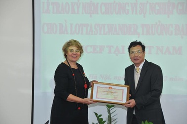 Tặng Kỷ niệm chương vì sự nghiệp giáo dục cho bà Lotta Sylwander