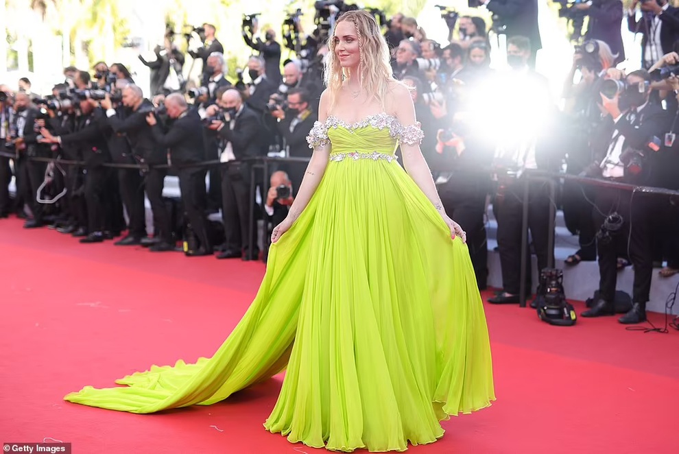 Bạn gái thủ môn Đức nổi bật với áo yếm không nội y tại LHP Cannes - 12 Bạn gái thủ môn Đức nổi bật với áo yếm không nội y tại LHP Cannes - 12