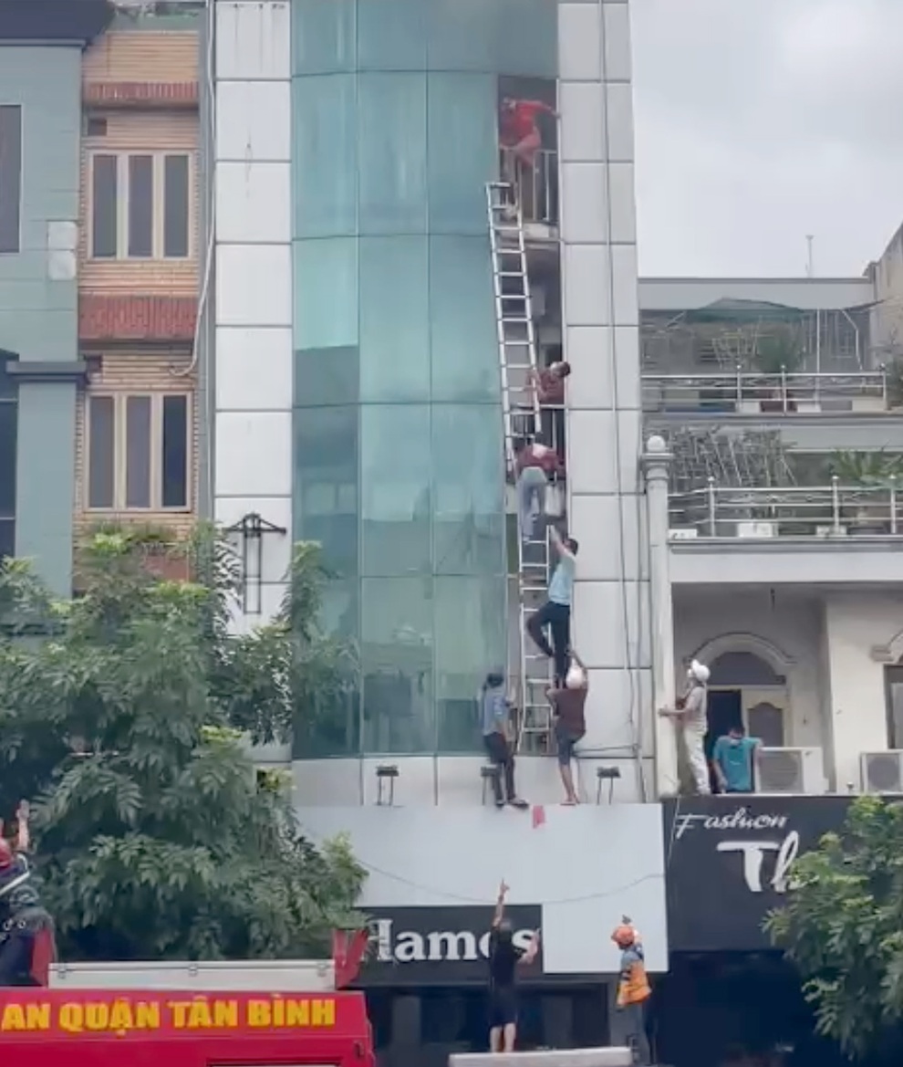 Cháy nhà 5 tầng ở TPHCM, hơn 10 người đu thang thoát ra ngoài - 1 Cháy nhà 5 tầng ở TPHCM, hơn 10 người đu thang thoát ra ngoài - 1