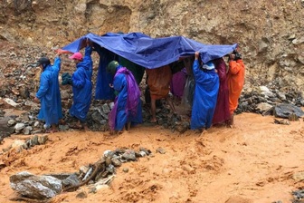 Vượt sạt lở và mưa lớn, khiêng 3 bệnh nhân ốm nặng chuyển viện kịp thời