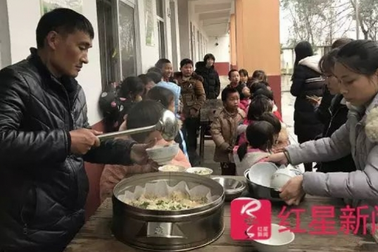 Nhớ ơn thầy cô giáo cũ, hiệu trưởng 45 tuổi nấu ăn cho học trò mỗi ngày