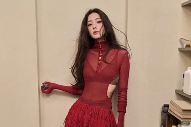 Mỹ nhân Trung Quốc diện váy của Thủ khoa thiết kế Việt lên bìa tạp chí