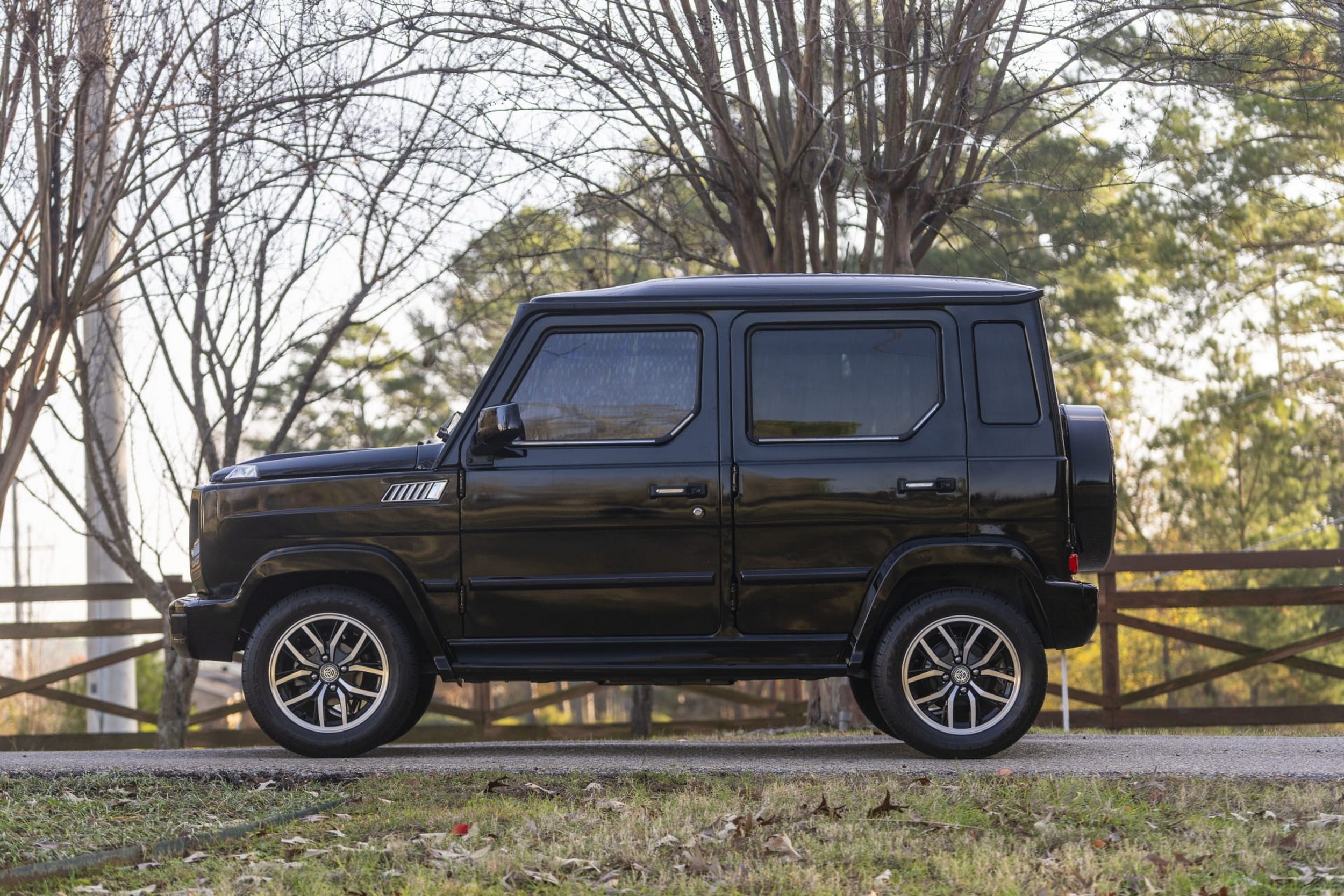 Chiếc xe nhái Mercedes G-Class có giá bán ngang xe xịn - 4 Chiếc xe nhái Mercedes G-Class có giá bán ngang xe xịn - 4