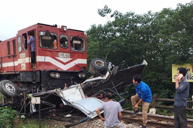 Hà Nội: Tàu hỏa tông nát bét xe tải, quốc lộ 1 tắc nghẽn nghiêm trọng