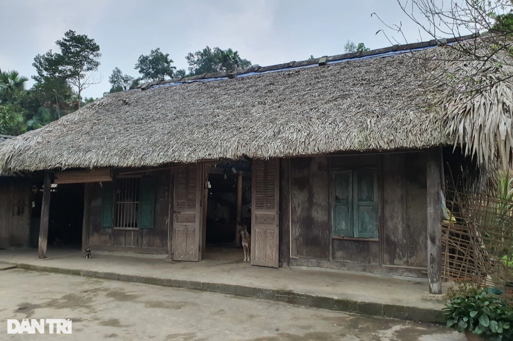 Nữ sinh khóc nghẹn ôm mẹ mù lòa: Con không có cha, xin cô bác giúp đỡ - 1 Nữ sinh khóc nghẹn ôm mẹ mù lòa: Con không có cha, xin cô bác giúp đỡ - 1