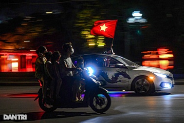 Người Hà Nội vẫy cờ quanh hồ Gươm ăn mừng chiến tích của bóng đá Việt Nam