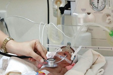 Hành trình tìm sự sống của em bé 1kg