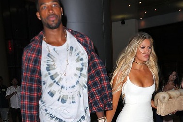Khloe Kardashian nhỏ bé bên bạn trai cao hơn 2m