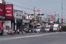 Người dân dẫn bộ xe qua giao lộ ở TPHCM vì đèn giao thông không hoạt động