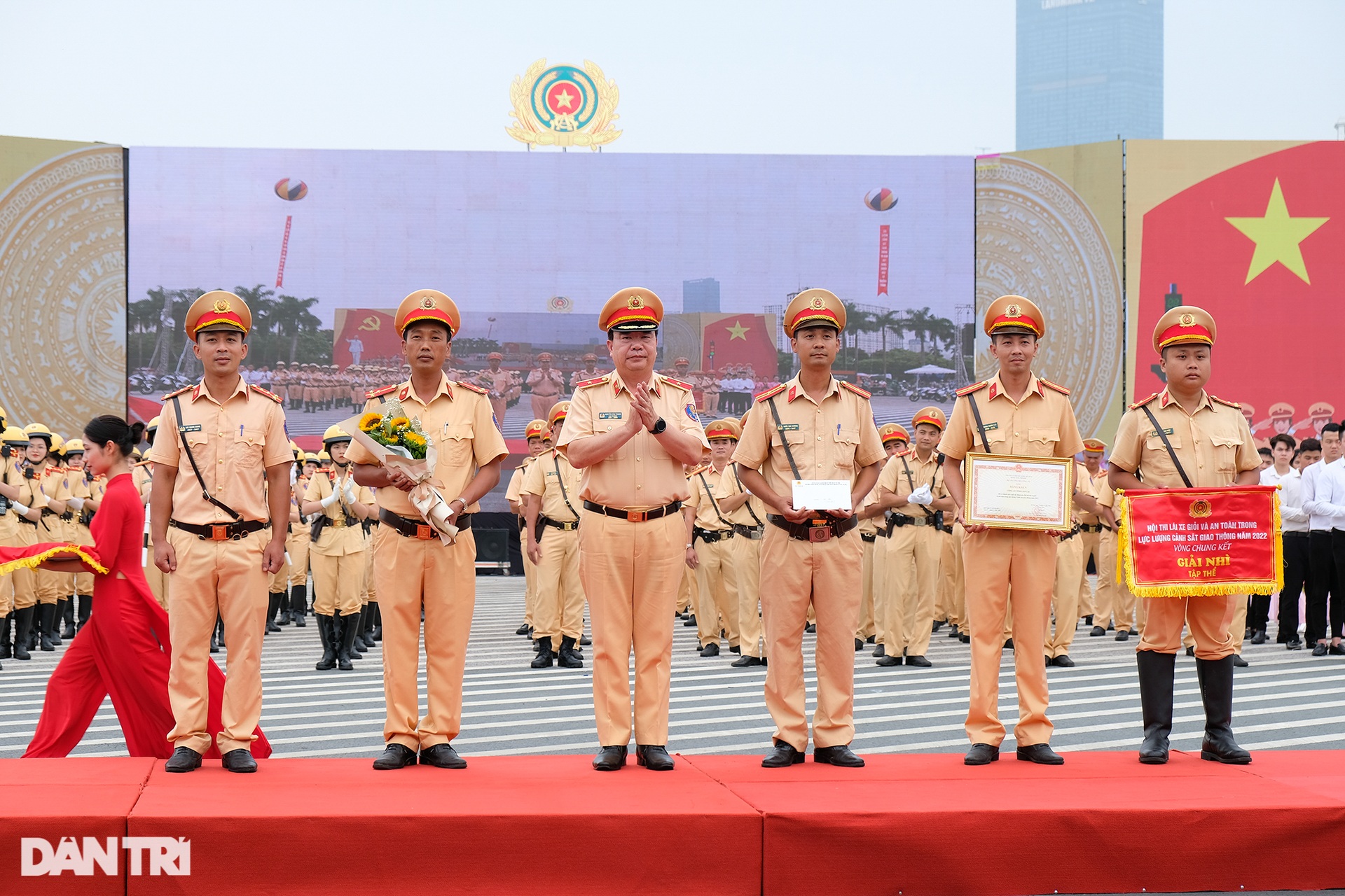Nữ CSGT biểu diễn võ điêu luyện, trấn áp đối tượng gây rối - 12 Nữ CSGT biểu diễn võ điêu luyện, trấn áp đối tượng gây rối - 12