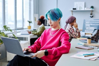 Gen Z bỡ ngỡ khi đi làm, lúng túng học từ những điều cơ bản