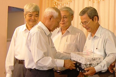 Người xin trợ cấp cho cán bộ khuyến học