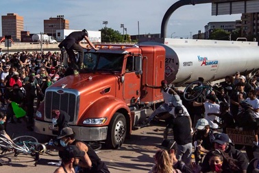 Xe bồn lao vào đám đông biểu tình tại Mỹ